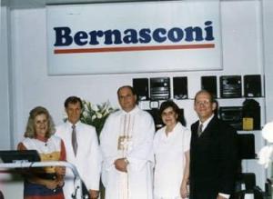 Na inauguração do shopping e da mais recente loja da rede Bernasconi, Luvir (irmã de Victorio Bernasconi Júnior, Ézio Malaquini, marido de Luvir, Silene Bernasconi, esposa de Victorio, e padre José Carlos, convidado para abençoar a nova loja.