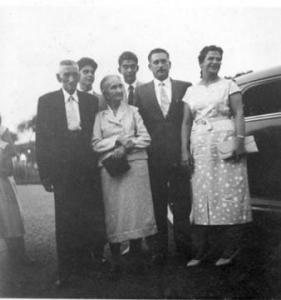 A família de Antônio da esquerda para a direita: seu avô, Deneval; dona Honorina; Ardila (mulher do sr. Deneval); atrás, os filhos Percival e Deneval. Araraquara, SP, década de 50.