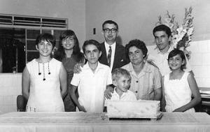 Antônio e Odete, comemoram suas Bodas de Prata. Da esquerda para direita: seus filhos Cidinha; Maria do Rosário; Antônio; Antônio; Odete; João; atrás: Emílio e Maria do Carmo. Araraquara, SP, 1966.