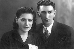 Odete Lima e Antônio Custódio de Lima tiram foto para recordação do primeiro ano de casados. A foto foi feita em 09/11/1941 no estúdio da Rua São Bento, de onde eram fregueses. Hoje, uma agência do Banco Itaú funciona no local.