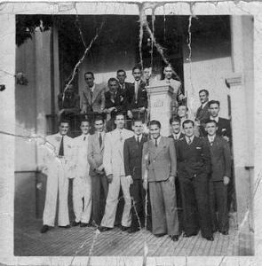 Antônio Custódio de Lima (o terceiro da primeira fileira, com as mãos cruzadas) com a sua turma de formatura. Araraquara, SP, 1940.<br />historia: Antônio Custódio de Lima (o terceiro da primeira fileira, com as mãos cruzadas) com a sua turma de formatura, em frente ao ginásio São Bento, da Escola de Comércio, na Rua 5.