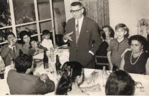 Antonio e família na reunião de padeiros, no restaurante Gimba. Araraquara, SP, década de 60. A Reunião de Padeiros, no restaurante Gimba, ao lado do Bartieri, era realizada mensalmente, e a cada mês um padeiro era responsável pela organização. Em pé, no centro da foto, o sr. Antônio Custódio de Lima, ao seu lado direito o filho, João, e a esposa, Odette, sentada.