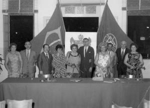 Antonio Custódio no Clube Luso-Brasileiro. Araraquara, SP, década de 70. Os fundadores do Clube Luso-Brasileiro caprichavam no caldo verde e nos bolinhos de bacalhau servidos nas festas. Da esquerda para a direita: Antônio Catarmo e esposa (à sua esquerda); João e esposa; Antônio Custódio de Lima e Odete de Lima. Seu Antônio Custódio era o membro da diretoria brasileira.