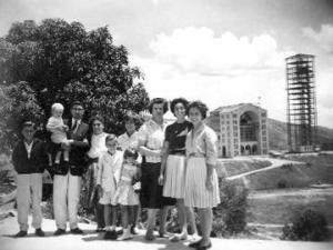 De kombi, Antônio Custódio de Lima levou a família a Aparecida do Norte, quando a igreja ainda estava em construção.Da esquerda para a direita: seu filho Emílio Afonso; ele e o filho João Batista no colo; a esposa Odette; as filhas Maria do Carmo e Maria do Rosário; a cunhada Ardita; a sobrinha Sônia; a filha Maria Aparecida.