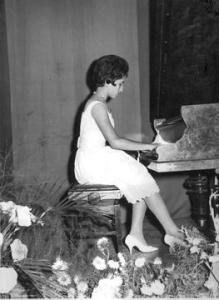 A única filha de Antônio Custódio de Lima que estudou piano, Maria Aparecida de Lima, a Cidinha, apresenta-se no Teatro Municipal de Araraquara.