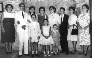 Antônio Custódio de Lima com a família, no dia da formatura de sua filha, Maria Aparecida, na igreja matriz de Araraquara. Da esquerda para a direita, Odete, sua esposa; Antônio; Maria do Rosário; Célia, sua sobrinha; Aparecida, tia; Emílio; Maria Aparecida; Mara Odete, mãe de Odete. As crianças, à frente, são Antônio Carlos; Maria do Carmo; e João Batista.