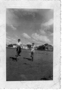 Maria Aparecida de Lima e Emílio Lima (da esquerda para a direita), filhos de Antônio Custódio de Lima, andando de bicicleta no bairro São José, em Araraquara, na década de 50, quando as ruas não eram ainda pavimentadas.