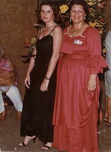 No baile de encontro dos idosos, Regina e sua amiga Maria de Paula Bueno Circelli (da esquerda para a direita). São Carlos, SP, 1983