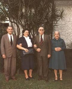 Benevido de Paula Bueno, Maria de Paula Bueno Circelli, Antônio Circelli e Narcisa de Paula Bueno (da esq. p/ dir.), por ocasião do casamento civil de Maria e Antônio, após felizes 20 anos de convivência