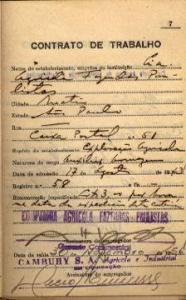Página da carteira profissional de Salvador Scutti, onde se vê o registro da Companhia Agrícola Fazendas Reunidas. Matão, SP, 1949