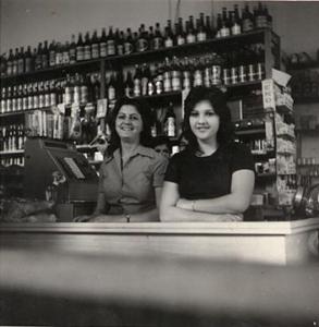 Clarice Gomes Afonso (à esquerda) e sua amiga Helena (à direita) no mercadinho de Geraldo de Oliveira, onde trabalhavam. Foi o primeiro emprego de Clarice.