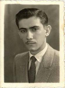 Salvador Scutti, aos 22 anos, faz um retrato para dar de presente à sua futura esposa, Eurídice. Matão, SP, 22/05/1946