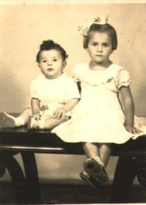 Foto de recordação de Clarice (4 anos) e seu irmão Daniel (6 meses). Araraquara, SP, 1957