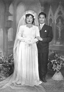O casamento de Eishim Uezato e Yonne Uezato, na igreja matriz. Tambará, PR, 1951