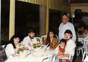 Jorge Duarte de Souza (em pé), em almoço oferecido em sua homenagem pelos funcionários do Sesc. Da esquerda para a direita: a nora Gisele; o filho Cássio; a filha Cláudia; o genro Marcos Berbe com a filha Luísa em seu colo, neta de Jorge Duarte de Souza