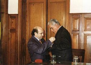 Jorge Duarte de Souza recebe do representante do prefeito municipal, sr. Rossit, o Brasão do Ouro em homenagem ao título 