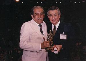 Jorge Duarte de Souza (à esquerda) recebe das mãos de Abram Szajman (à direita), presidente da Federação do Comércio e dos conselhos regionais do Sesc e do Senac, o troféu 