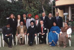 Ivo Dall´Acqua Júnior (à direita) participa de programação do Rotary Internacional. Índia, 1998.