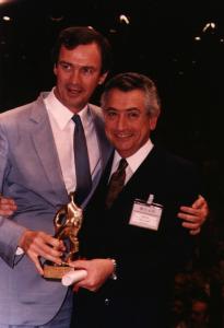 Ivo DallAcqua Júnior recebe das mãos de Abram Szajman o Prêmio Mascate. O troféu foi idealizado por Domênico Calabrone. São Paulo, SP, 1988