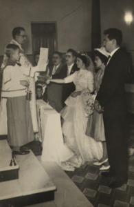 Casamento de João Francisco Navarro e Geni Rubira Navarro, na igreja matriz do Sagrado Coração de Jesus. Nova Europa, SP, 1964.