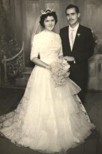 Foto em estúdio do casamento de Geni Rubira Navarro e João Francisco Navarro. Nova Europa, SP, 1964.