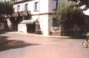Depósito da Casa Barbieri, que está fechado há sete anos, onde hoje funciona a Loja Doméstica Móveis, localizado à rua Padre Duarte, esquina com a Rua XV de Novembro.  Araraquara, SP, 1980