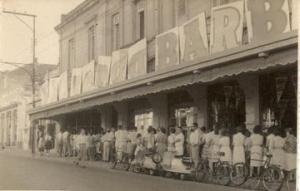Liquidação da Casa Barbieri, loja de propriedade de Wilmon Barbieri. Araraquara, SP, década de 60. As pessoas faziam fila do lado de fora, algumas entravam e tinham 20 minutos para fazer as suas compras e sair para a entrada de outro grupo.