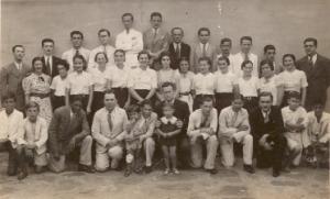 Uma lembrança com amigos e funcionários da Casa Barbieri. Abraçado com uma criança, seu primo Paulo Barbieri; a criança ao lado é seu irmão Arnaldo Barbieri; em pé, atrás, seu Oscar; o primeiro, em pé, é Alfredo Botta.
