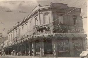 Fachada da Casa Barbieri, por ocasião do Natal. Araraquara, SP, 12/1955