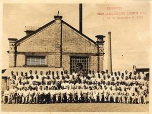 Funcionários da fábrica Óleos Alimentícios Cambuhy, em festa de confraternização de final em 23/12/1959. A fábrica, instalada em prédio construído em 1934, integrava o grupo da Fazenda Cambuhy, iniciou as suas atividades na década de 30 e operou até o início dos anos 80.