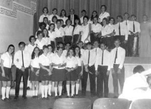 José Antônio Fragalli, no dia de sua formatura na Escola Normal (penúltimo, da fileira do meio, ao lado do padre), quando ainda formavam-se turmas do Normal, Científico e Clássico.