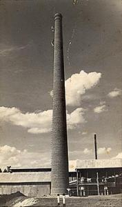 Ao lado da chaminé da fábrica de óleo alimentício Cambuhy, o pai de José Antônio Fragalli, Francisco Fragalli, que era encarregado do setor de refinação do óleo. Matão, SP, década de 60