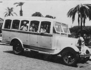 Jardineira de Francisco Fragalli, pai de José Antônio Fragalli. No centro, na janela, Francisco. Quando ainda era solteiro, ele trabalhava como motorista da jardineira que fazia o trajeto entre Araraquara e as fazendas próximas a Matão. Araraquara, final da década de 30.