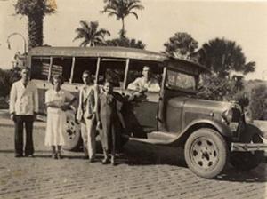 Francisco Fragalli (o terceiro, em pé, da esquerda para a direita), pai de José Antônio Fragalli, quando ainda trabalha como motorista da jardineira, que fazia o trajeto de Araraquara a fazendas próximas a Matão