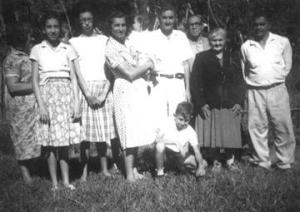 Uma recordação de José Antônio Fragalli (4º da esquerda para a direita): a visita de sua avó Domingas Carreri (penúltima da esquerda para a direita) a sua família, na Fazenda Turiba, em Matão. Sua mãe, dona Regina Amábile, com sua irmã no colo, e, no lado direito dela, seu pai, sr. Francisco, e José Antônio, com dez anos, agachado.