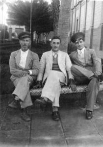 Francisco Fragalli (no meio), pai de José Antônio Fragalli, ainda quando era motorista, espera a jardineira com seus amigos taxistas, na praça da igreja matriz na década de 30
