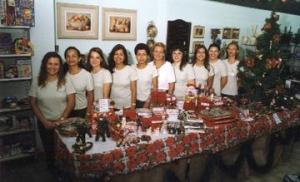 Comemoração de final de ano, na loja Genial. Elza Mancini Fragalli (sexta pessoa da esquerda para a direita). Matão, SP, 1997