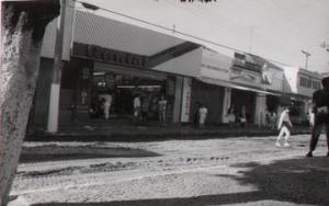 Fachada da Genial Presentes, loja de propriedade de José Antônio Fragalli, quando da colocação do novo asfalto na rua. Matão, SP, 1989