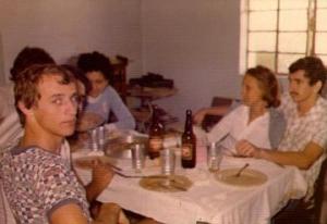Almoço na república em que morava José Antônio Fragalli, em São Paulo, quando estudava na FMU. Ele e Elza, no canto direito da foto. São Paulo, SP, c.1976.