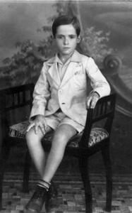 Foto tirada em 1940 pelo tio Franscisco Polomino em estúdio, quando Seu Joaquim tinha 8 anos e colocou terno para o ensaio fotográfico