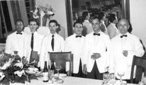 Banquete oferecido no salão de festas do Hotel Municipal, onde Seu Joaquim era gerente e ajudava como garçom. Da esquerda para a direita: José, Anibal, Joaquim, Jaime, Floriano (Buda), José dos Reis.
