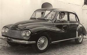 Primeira DKW de Araraquara, em 1967. Joaquim Palomino chegou com o carro no estacionamento do hotel e logo posou para foto.