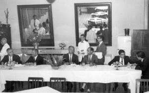 Jantar oferecido pelo Hotel, por volta de 1960, onde Joaquim aparece com uma toalha branca no braço, quando era gerente e maitre do local.