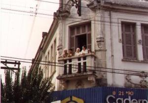 Da esquerda para a direita Mirna (esposa), Edith (mãe), Fátima (sobrinha), e Emanuella (filha). Foto recente fachada do Hotel no Desfile do Clube, em 22 de agosto, aniversário da cidade.