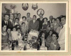 A família de Aparecido Dahab comemora o seu aniversário. Da esquerda para a direita: Cida (prima); Vadia (tia); Sheila (sobrinha); Wílson (primo); Farid (tia); Alberto Karan; Afeit (marido de Vadia); Jalão (filho de Faride); Demétrio (marido de Fride); Yussef; Tufik (sogro); Aparecido (ao centro); Miguel (padrinho); Isabelle; Farige (irmã de Isabelle); Efigênia; Willian (no colo); Chire; Sanaria; Raquel (senhora sentada); Marian (avó de Aparecido, sentada) e Cidra (prima, sentada); Josef; Ivone.