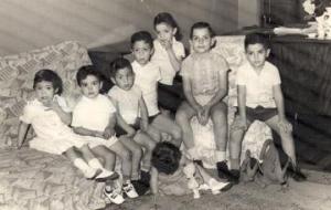 Filhos e sobrinhos de Aparecido Dahab, em sua casa. Da esquerda para a direita, a sobrinha Odete; o filho Renato; Michel; José Roberto e, sentada no chão, Cristina.