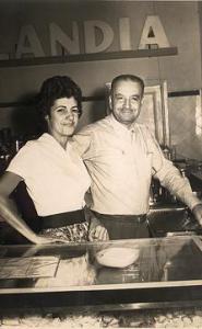 O pai de Aparecido Dahab, Tufik, e funcionária, na Kibelândia, que depois se transformou em Kibelanche. Araraquara, SP, 1961