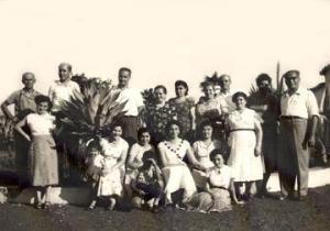 Quando Farize, cunhada de Aparecido Dahab (irmã de Isabelle) e José ficaram noivos (no centro da foto). A festa foi realizada na loja onde havia A Feira das Meias.