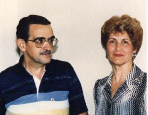 Aparecido Dahab e sua esposa, Isabelle, na festa de Bodas de Ouro de seu amigo, o médico Dr. Sabag. Araraquara, SP, década de 80