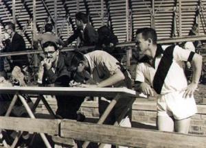 Aparecido Dahab (à esquerda) e amigos cronometrando a partida de futsal, da Ferroviária, quando a arquibancada ainda era de madeira.
